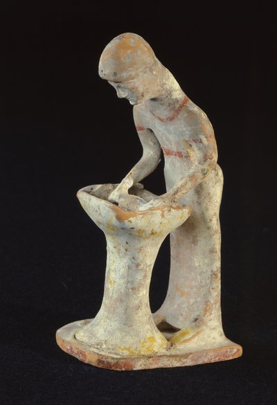 Estatuilla de una mujer haciendo masa, de Tanagra, Beocia de Greek